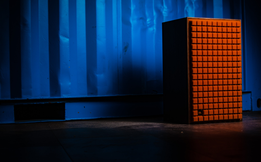 L100 Classic Design rétro avec le style emblématique de JBL et la grille en mousse Quadrex vintage dans un choix de trois couleurs : noir, orange brûlée et bleu foncé - Image